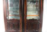 Vitrine de jacarandá, estilo Chipendale, duas p... - Vitrine de jacarandá, estilo Chipendale, duas portas almofadadas com vidro bisotado, prateleiras internas e fundo espelhado.