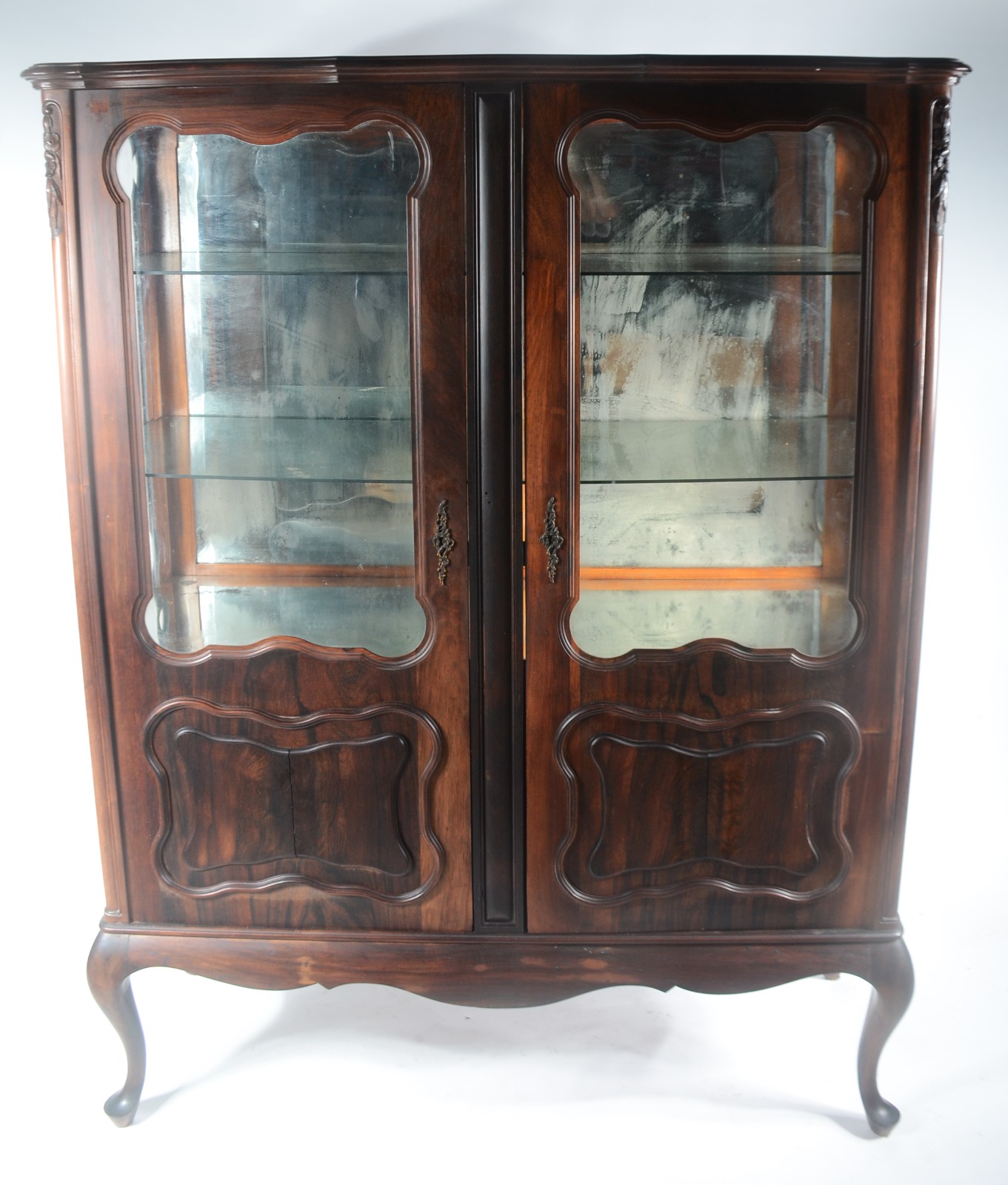 Vitrine de jacarandá, estilo Chipendale, duas portas almofadadas com... - foto 2 de 11