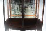 Vitrine de jacarandá, estilo Chipendale, duas p... - Vitrine de jacarandá, estilo Chipendale, duas portas almofadadas com vidro bisotado, prateleiras internas e fundo espelhado.