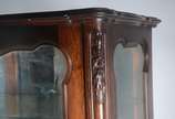Vitrine de jacarandá, estilo Chipendale, duas p... - Vitrine de jacarandá, estilo Chipendale, duas portas almofadadas com vidro bisotado, prateleiras internas e fundo espelhado.