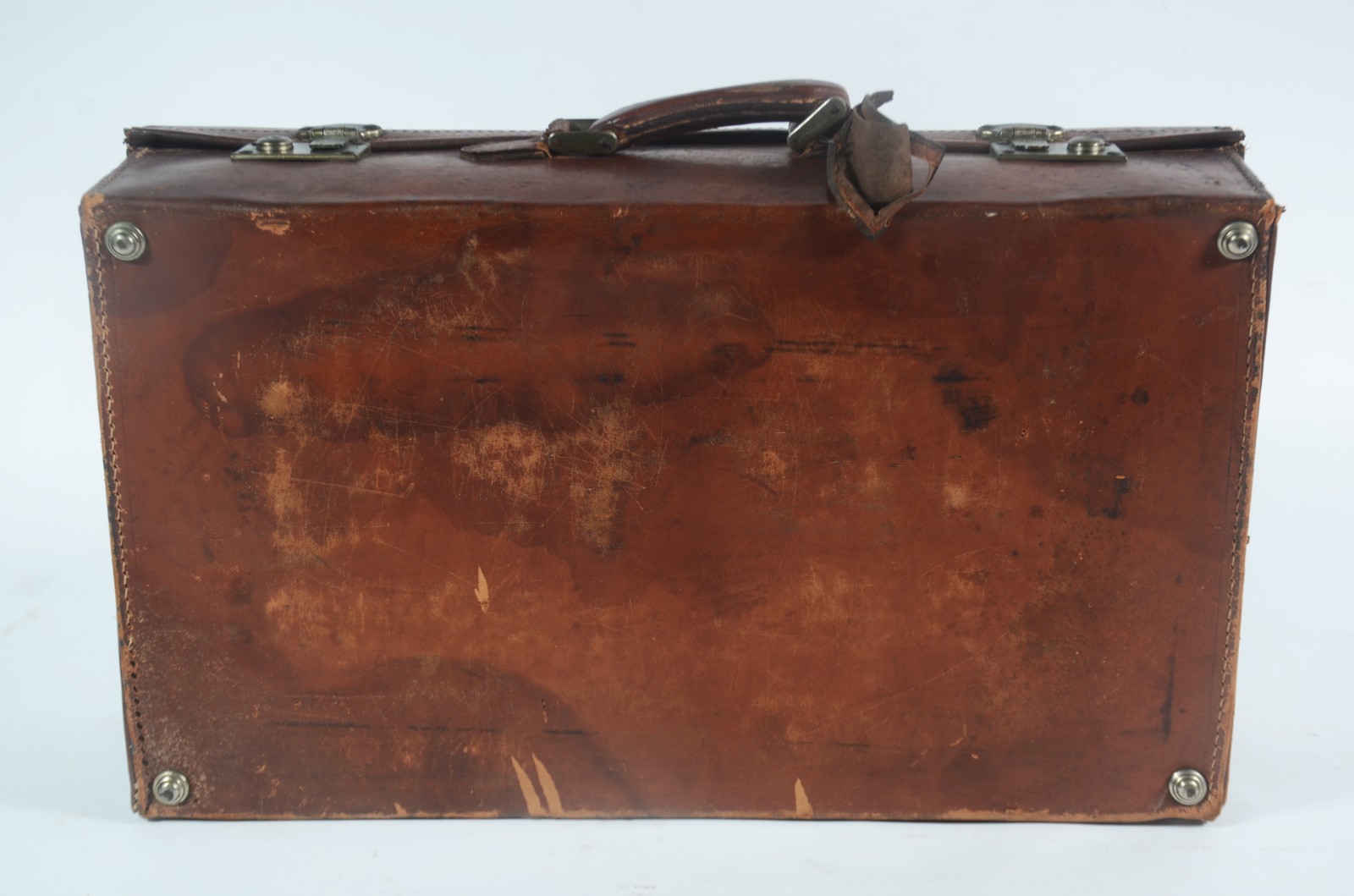 Antiga mala de viagem de couro marrom, usada atualmente como objeto... - foto 6 de 11
