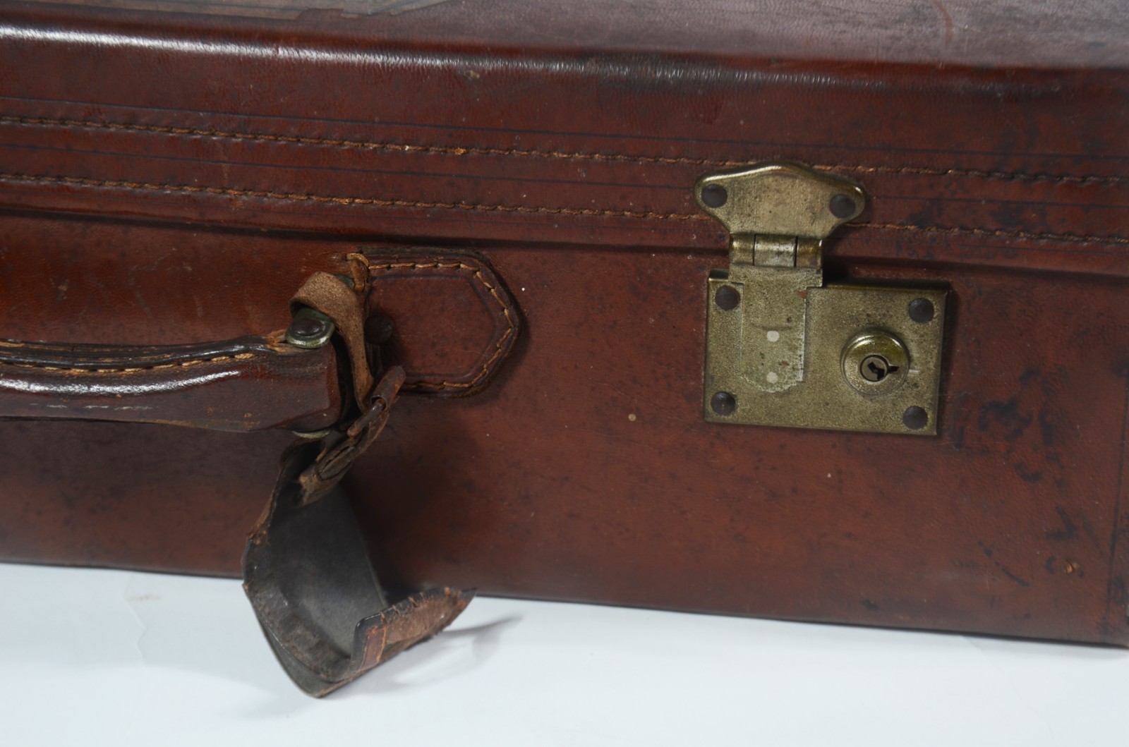 Antiga mala de viagem de couro marrom, usada atualmente como objeto... - foto 8 de 11