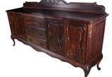 Móvel buffet de jacarandá, estilo Chipendale, t... - Móvel buffet de jacarandá, estilo Chipendale, três gavetas centrais com duas portas almofadadas de cada lado, prateleiras internas.