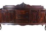Móvel buffet de jacarandá, estilo Chipendale, t... - Móvel buffet de jacarandá, estilo Chipendale, três gavetas centrais com duas portas almofadadas de cada lado, prateleiras internas.