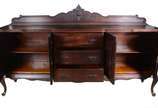 Móvel buffet de jacarandá, estilo Chipendale, t... - Móvel buffet de jacarandá, estilo Chipendale, três gavetas centrais com duas portas almofadadas de cada lado, prateleiras internas.