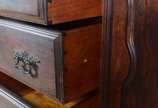 Móvel buffet de jacarandá, estilo Chipendale, t... - Móvel buffet de jacarandá, estilo Chipendale, três gavetas centrais com duas portas almofadadas de cada lado, prateleiras internas.