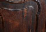 Móvel buffet de jacarandá, estilo Chipendale, t... - Móvel buffet de jacarandá, estilo Chipendale, três gavetas centrais com duas portas almofadadas de cada lado, prateleiras internas.