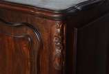 Móvel buffet de jacarandá, estilo Chipendale, t... - Móvel buffet de jacarandá, estilo Chipendale, três gavetas centrais com duas portas almofadadas de cada lado, prateleiras internas.