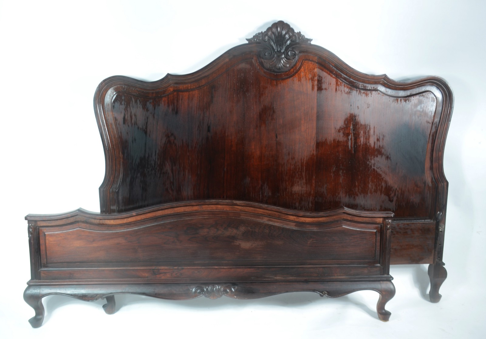 Cama de casal de madeira nobre, completa laterais e estrado, estilo... - foto 1 de 9