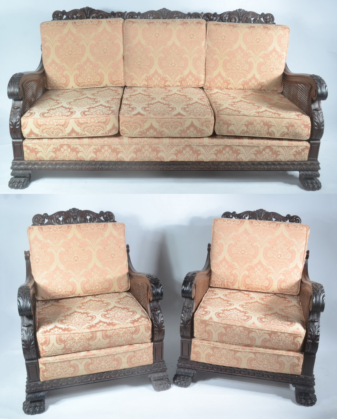 Conjunto de sofá para tres lugares e par de poltronas de madeira... - foto 1 de 11