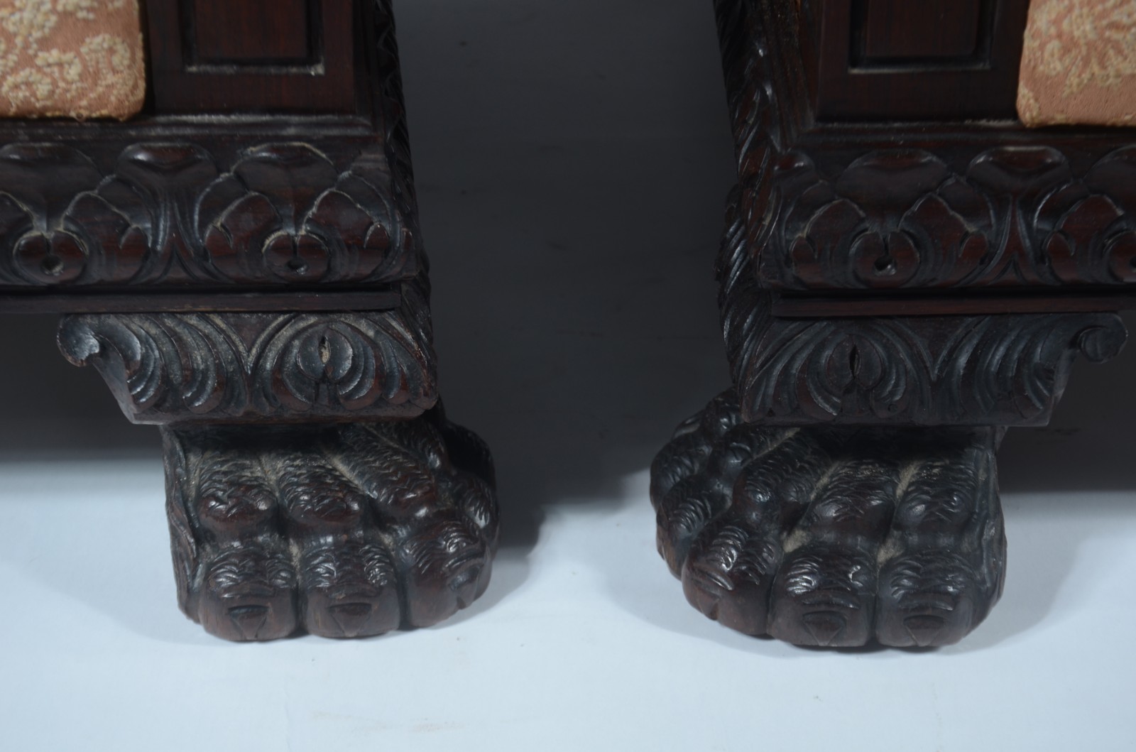 Conjunto de sofá para tres lugares e par de poltronas de madeira... - foto 5 de 11