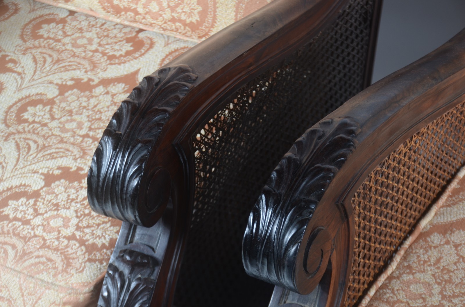 Conjunto de sofá para tres lugares e par de poltronas de madeira... - foto 8 de 11