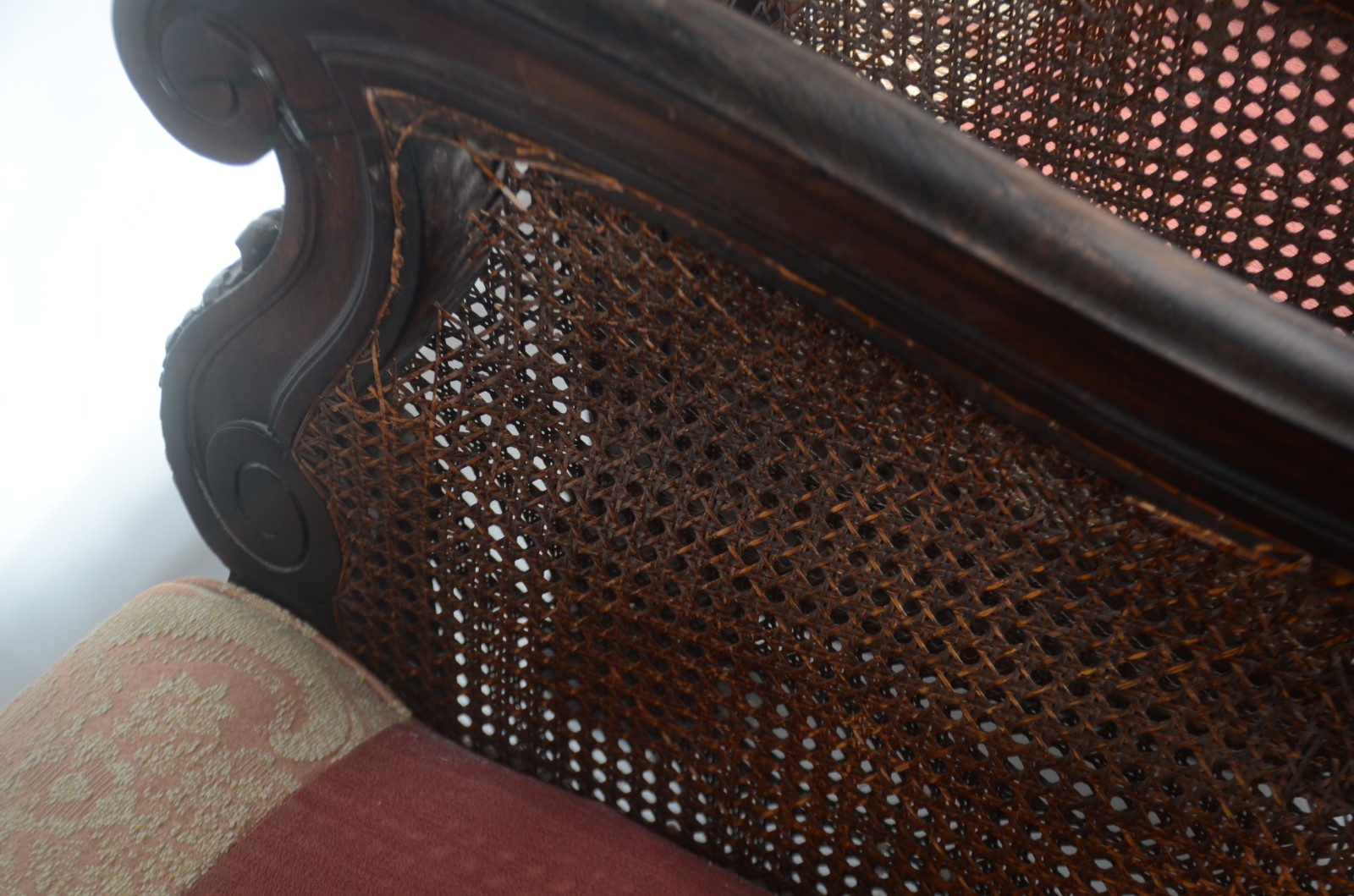 Conjunto de sofá para tres lugares e par de poltronas de madeira... - foto 9 de 11