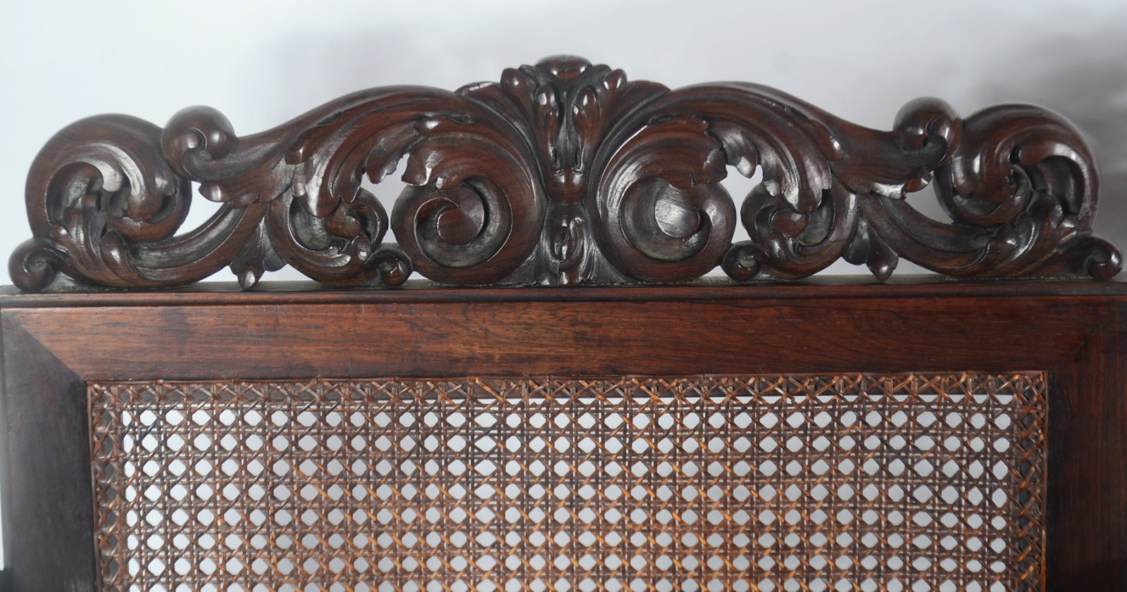 Conjunto de sofá para tres lugares e par de poltronas de madeira... - foto 10 de 11