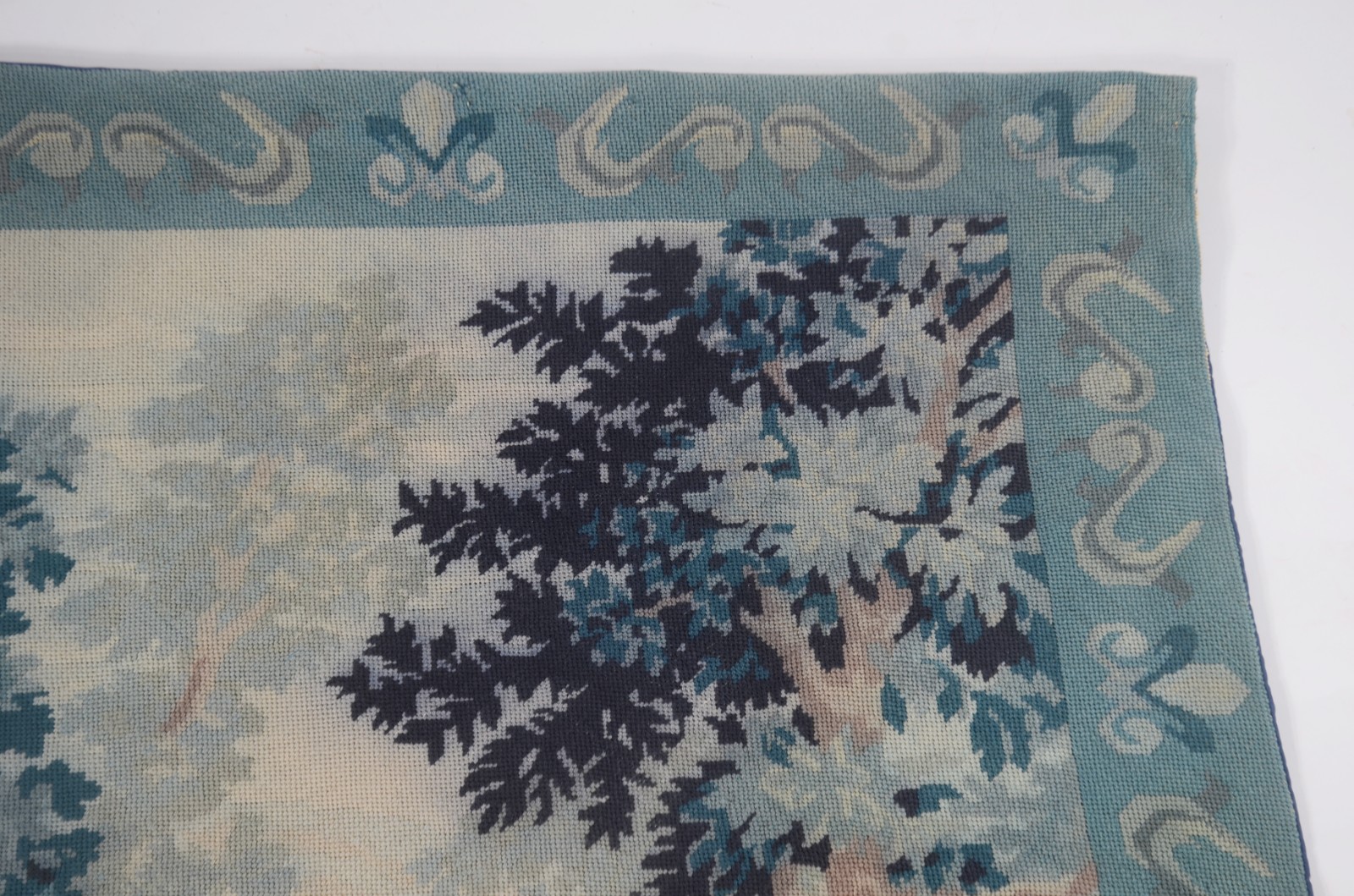 Gobelain decorado com paisagem em tons de verde. - foto 4 de 9