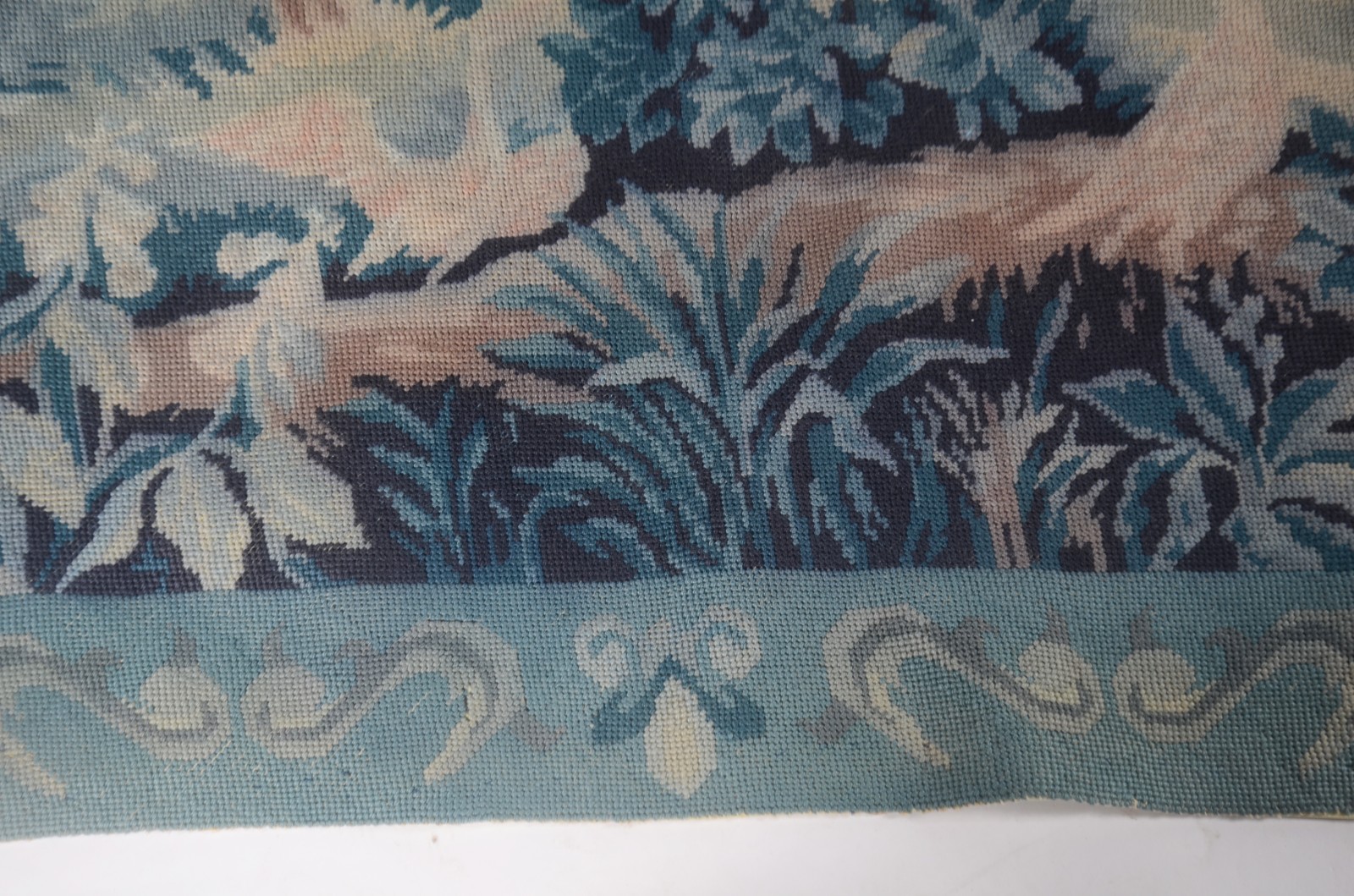 Gobelain decorado com paisagem em tons de verde. - foto 2 de 9