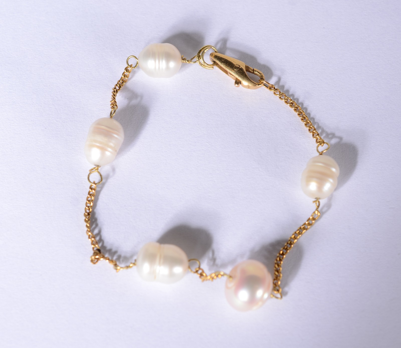 Pulseira de ouro 18 k., contraste 750 mls, cinco perolas intercaladas... - foto 1 de 7