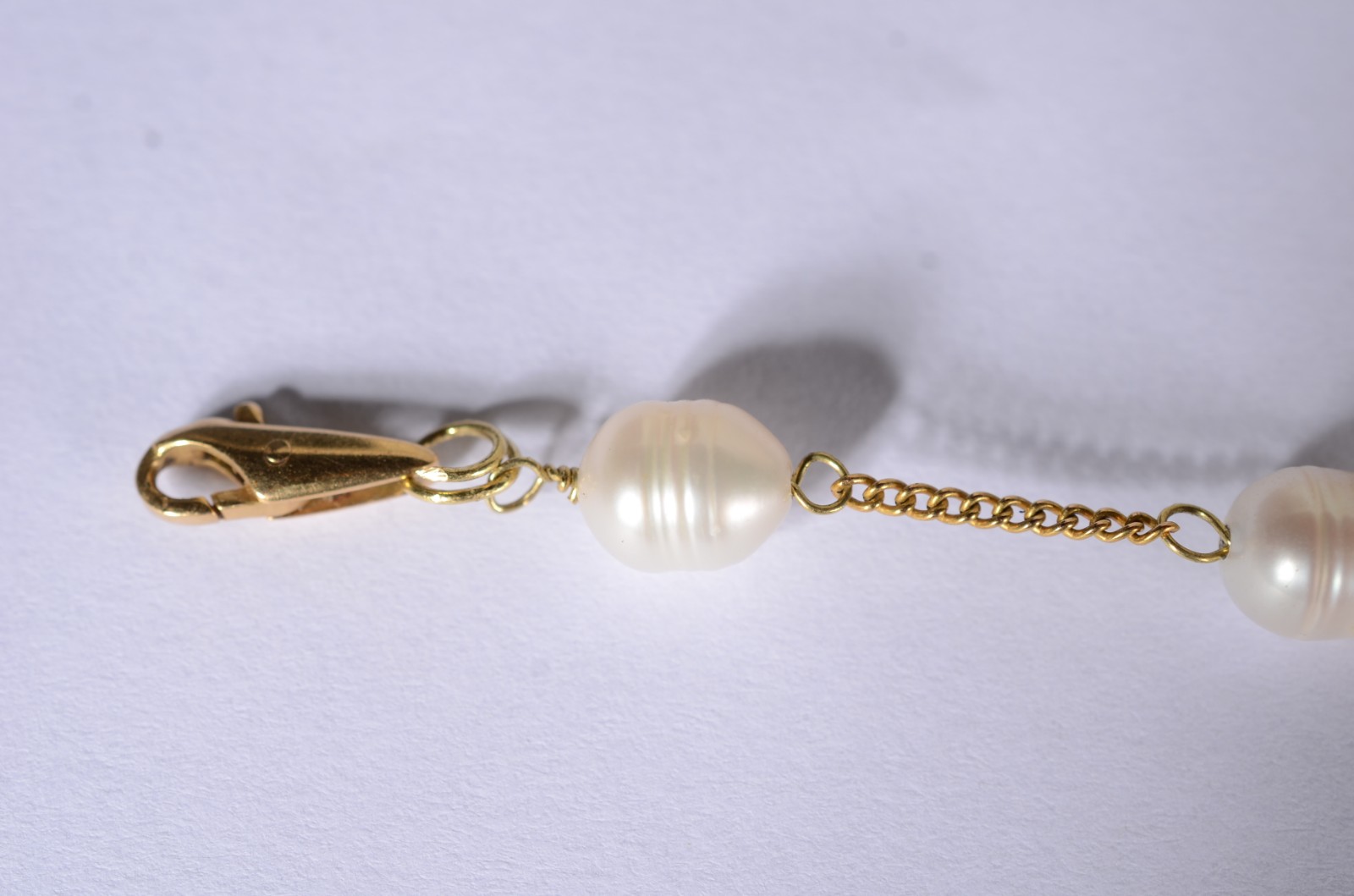 Pulseira de ouro 18 k., contraste 750 mls, cinco perolas intercaladas... - foto 2 de 7