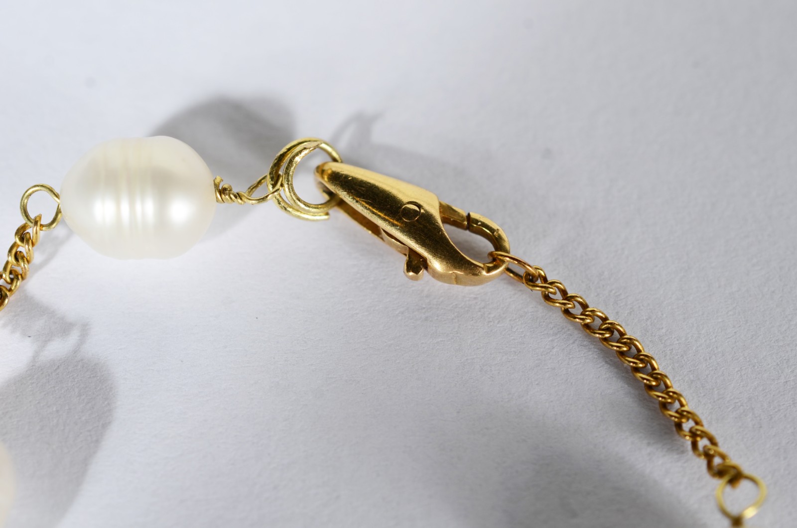 Pulseira de ouro 18 k., contraste 750 mls, cinco perolas intercaladas... - foto 4 de 7