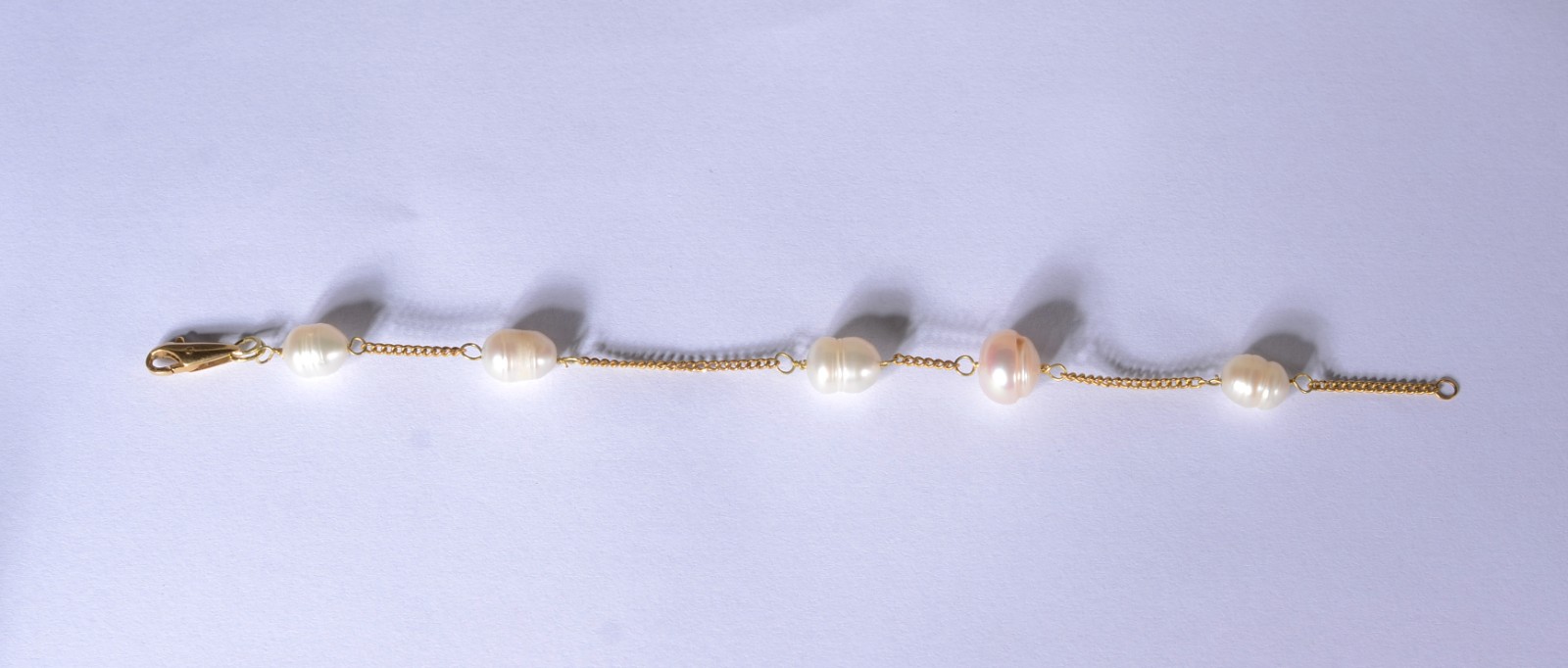 Pulseira de ouro 18 k., contraste 750 mls, cinco perolas intercaladas... - foto 7 de 7
