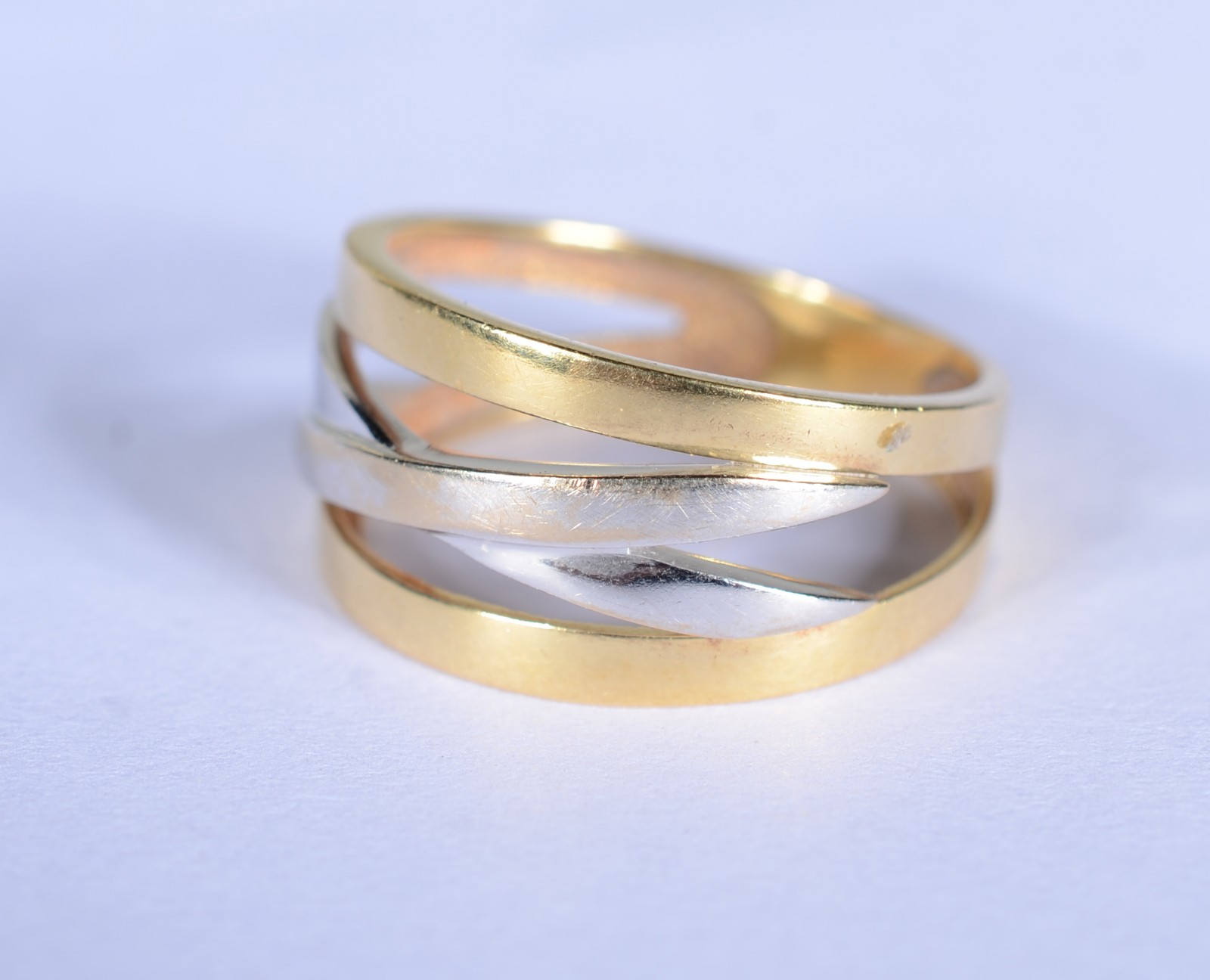 Anel de ouro 18 k., contraste 750, feitio trançado no meio em ouro... - foto 1 de 9