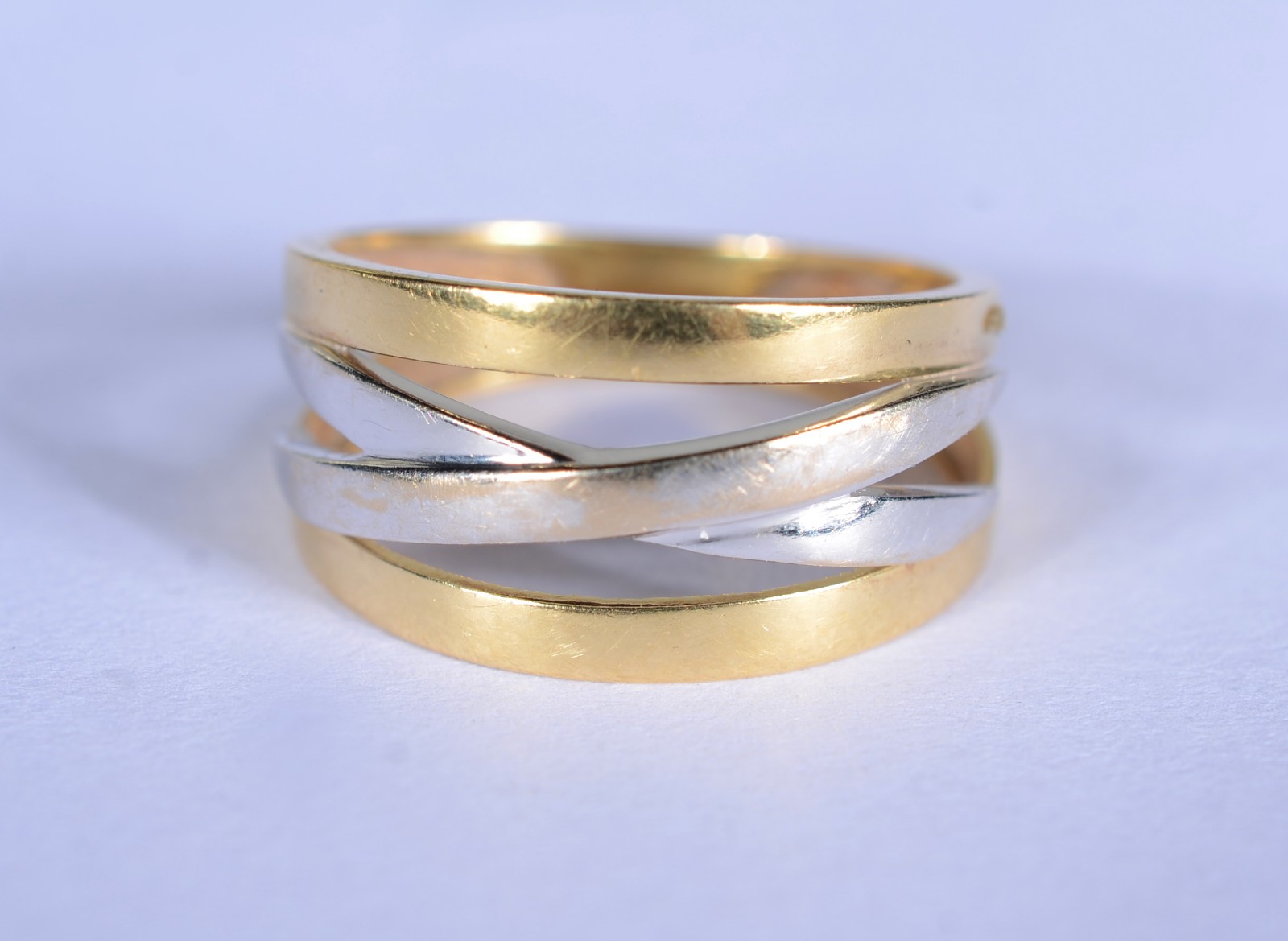 Anel de ouro 18 k., contraste 750, feitio trançado no meio em ouro... - foto 2 de 9