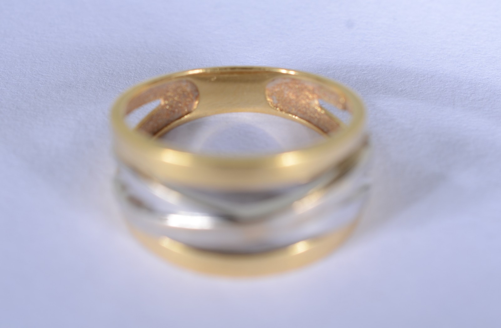 Anel de ouro 18 k., contraste 750, feitio trançado no meio em ouro... - foto 3 de 9
