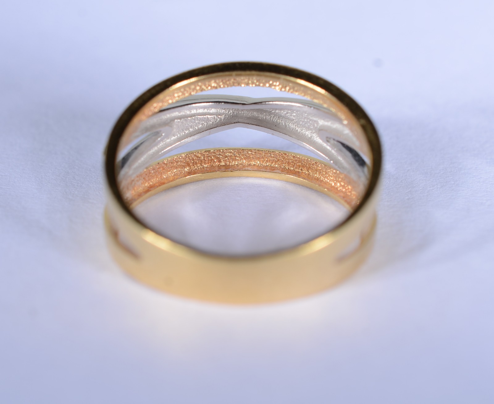 Anel de ouro 18 k., contraste 750, feitio trançado no meio em ouro... - foto 4 de 9
