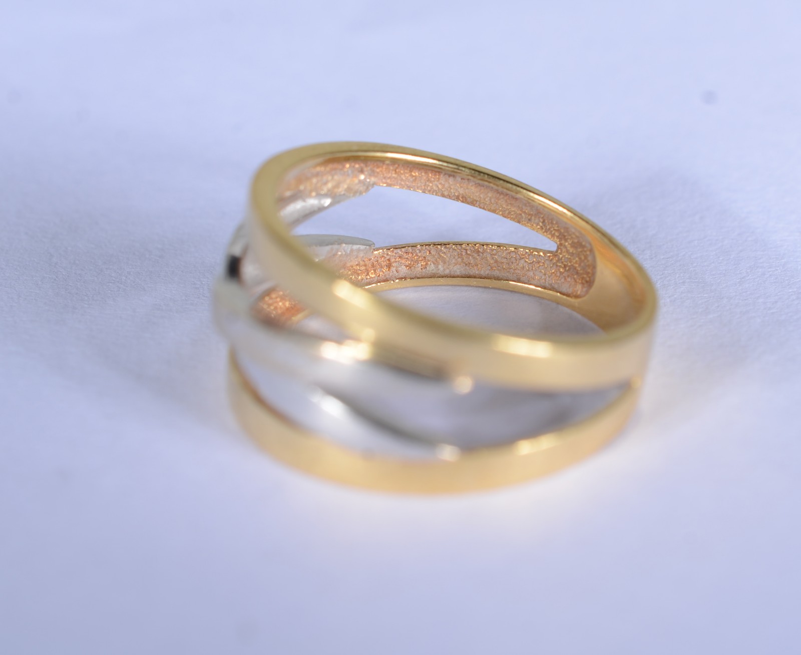 Anel de ouro 18 k., contraste 750, feitio trançado no meio em ouro... - foto 5 de 9