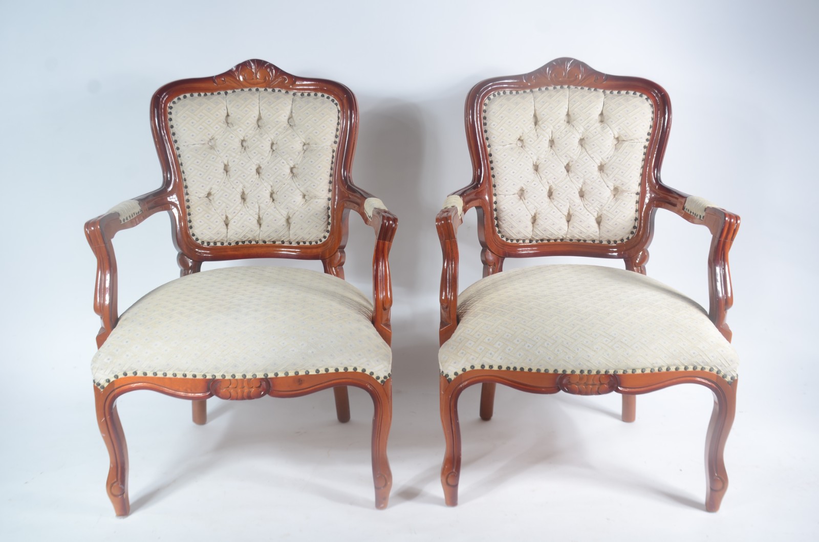 Par de poltronas de madeira, estofadas e forradas em tecido bege com... - foto 2 de 9