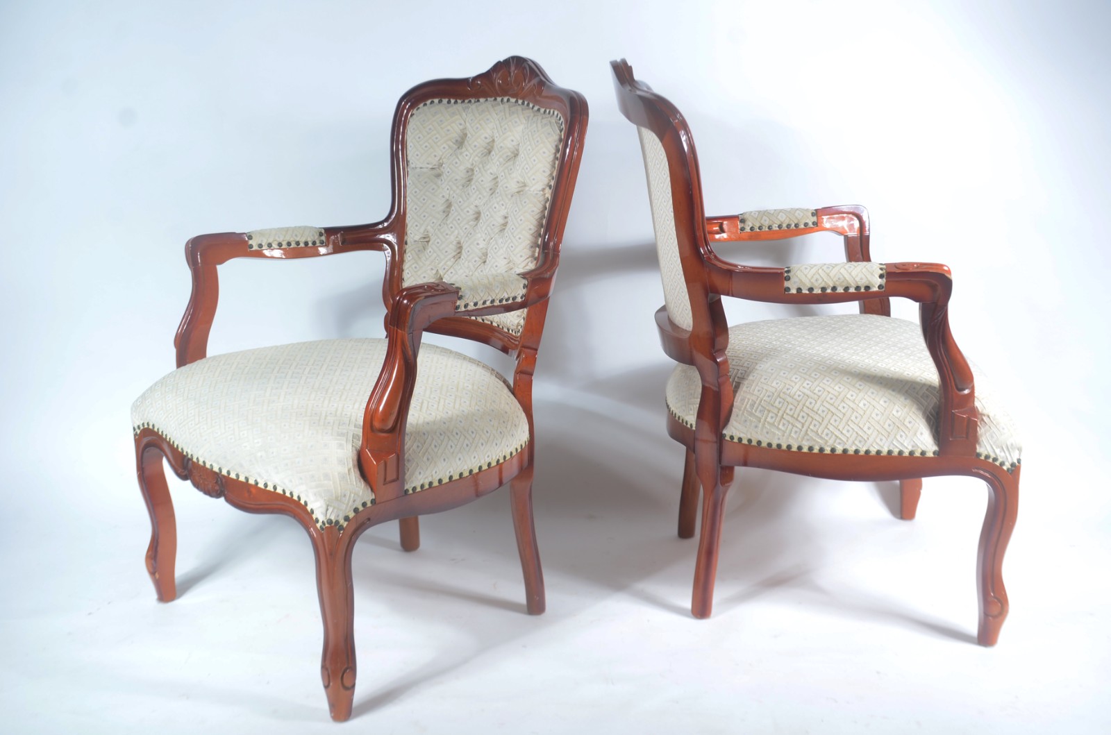 Par de poltronas de madeira, estofadas e forradas em tecido bege com... - foto 4 de 9