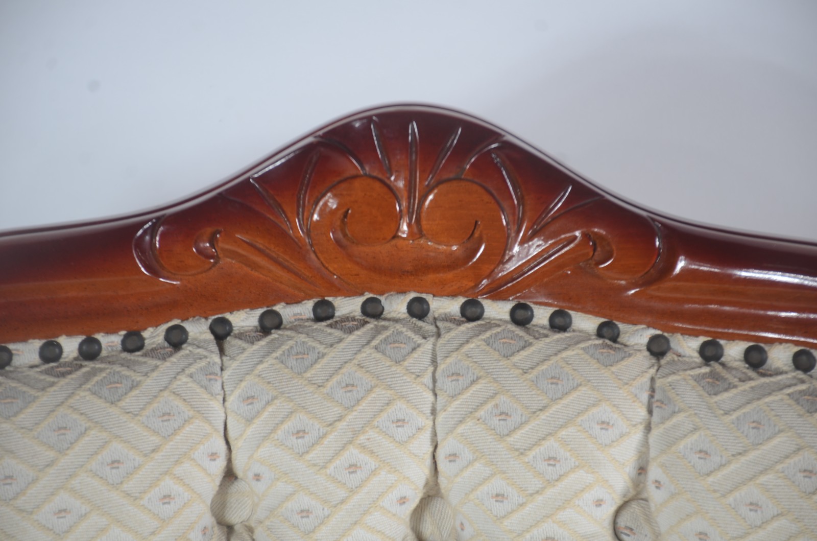 Par de poltronas de madeira, estofadas e forradas em tecido bege com... - foto 6 de 9