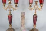 Diversas peças, sendo: par de candelabros de me... - Diversas peças, sendo: par de candelabros de metal dourado para 3 velas cada, oxidações e vaso de vidro pintado (lascado na base).