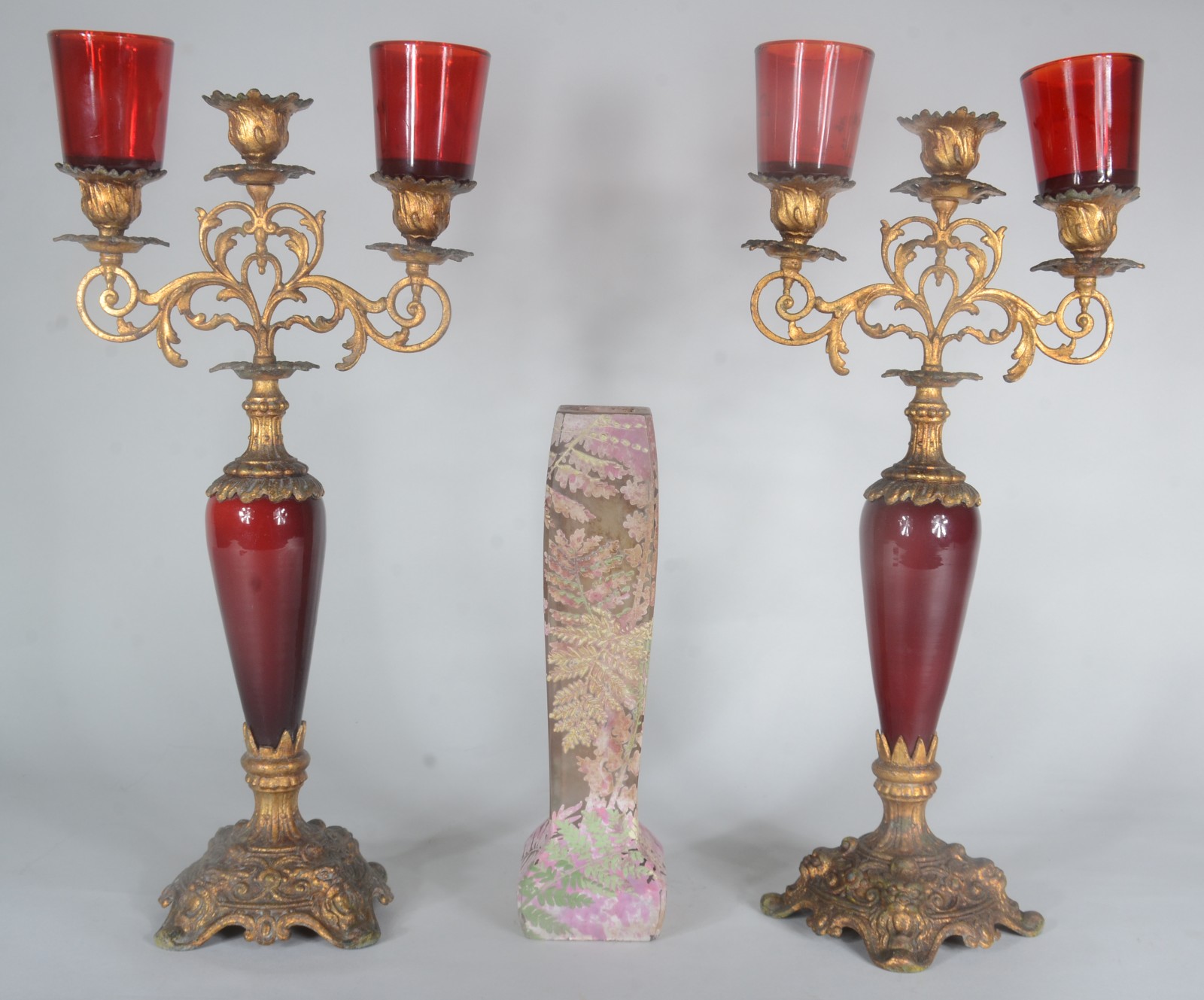 Diversas peças, sendo: par de candelabros de metal dourado para 3... - foto 1 de 11