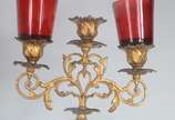 Diversas peças, sendo: par de candelabros de me... - Diversas peças, sendo: par de candelabros de metal dourado para 3 velas cada, oxidações e vaso de vidro pintado (lascado na base).