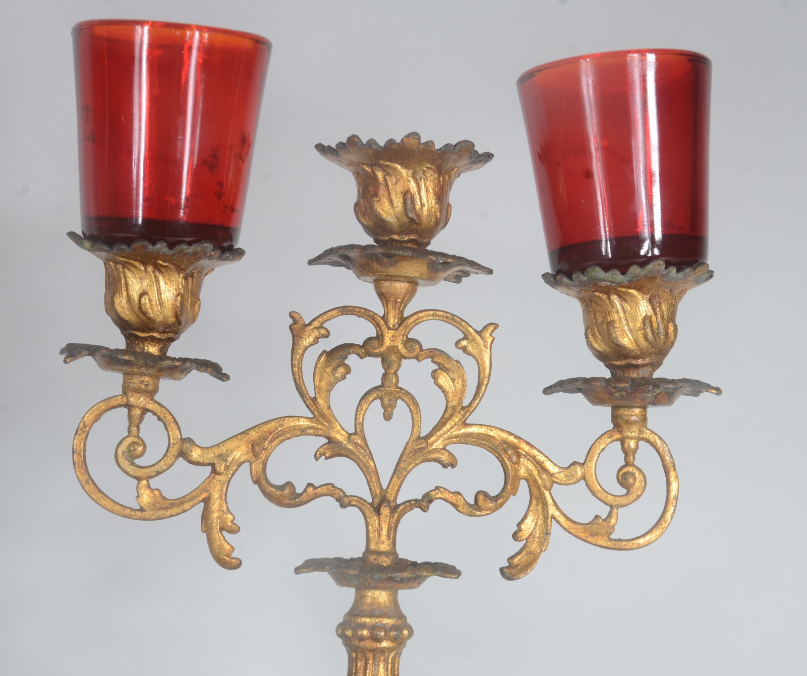 Diversas peças, sendo: par de candelabros de metal dourado para 3... - foto 2 de 11