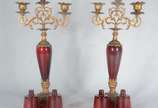 Diversas peças, sendo: par de candelabros de me... - Diversas peças, sendo: par de candelabros de metal dourado para 3 velas cada, oxidações e vaso de vidro pintado (lascado na base).