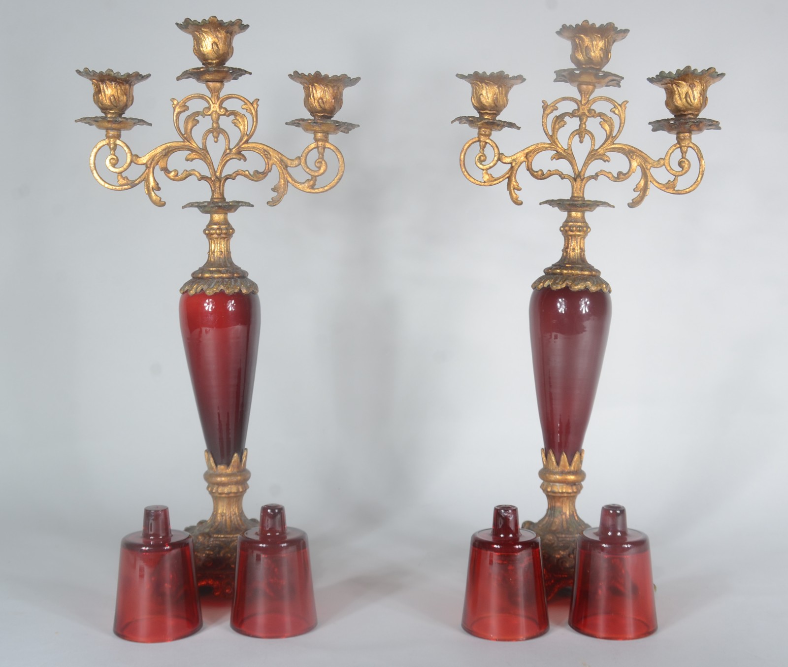 Diversas peças, sendo: par de candelabros de metal dourado para 3... - foto 4 de 11
