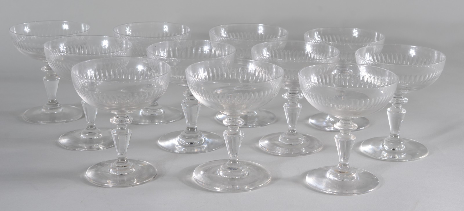 Onze taças para champagne de cristal europeu lapidado em gomos. - foto 1 de 6