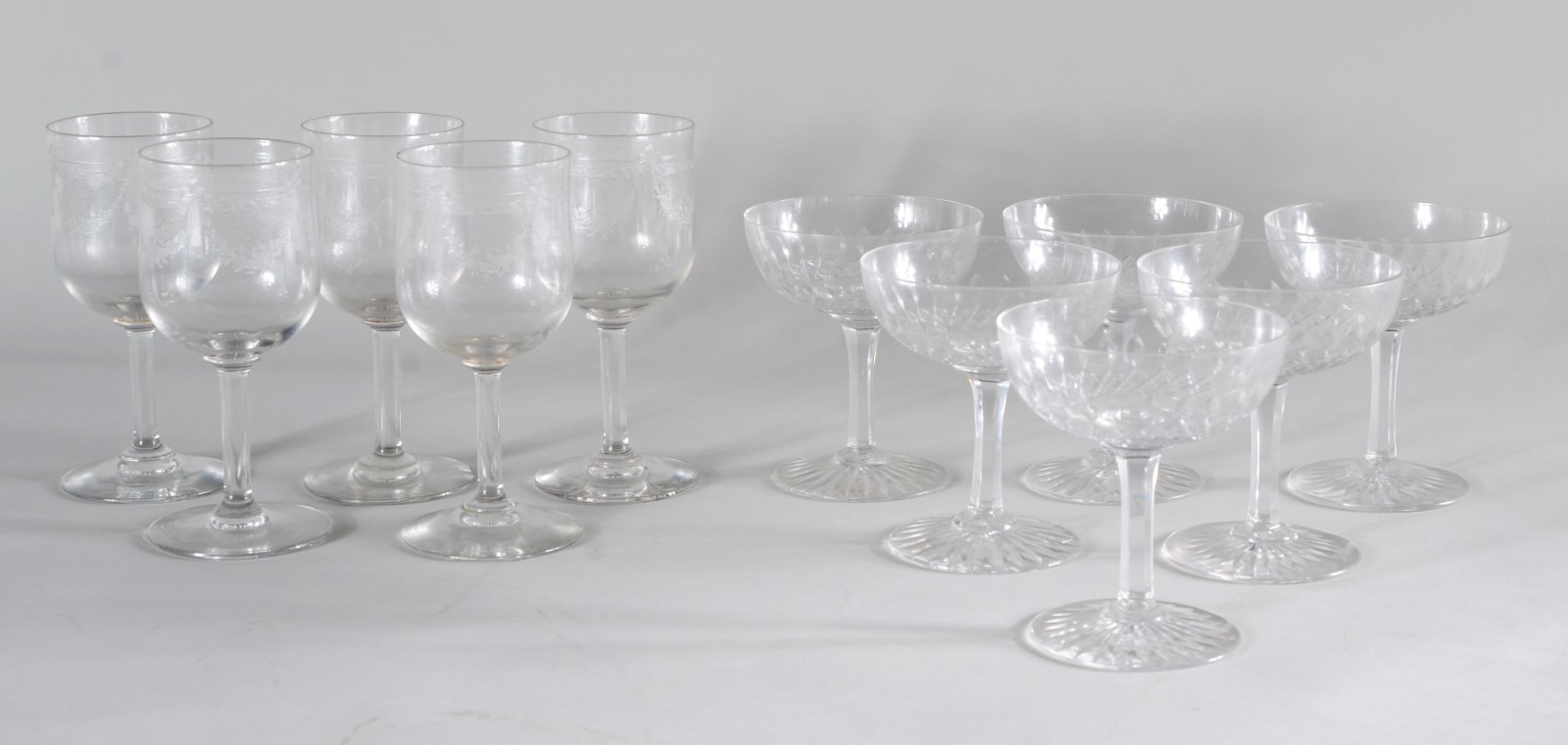Diversas peças, sendo: 6 taças para champagne de cristal e 5 taças... - foto 1 de 9