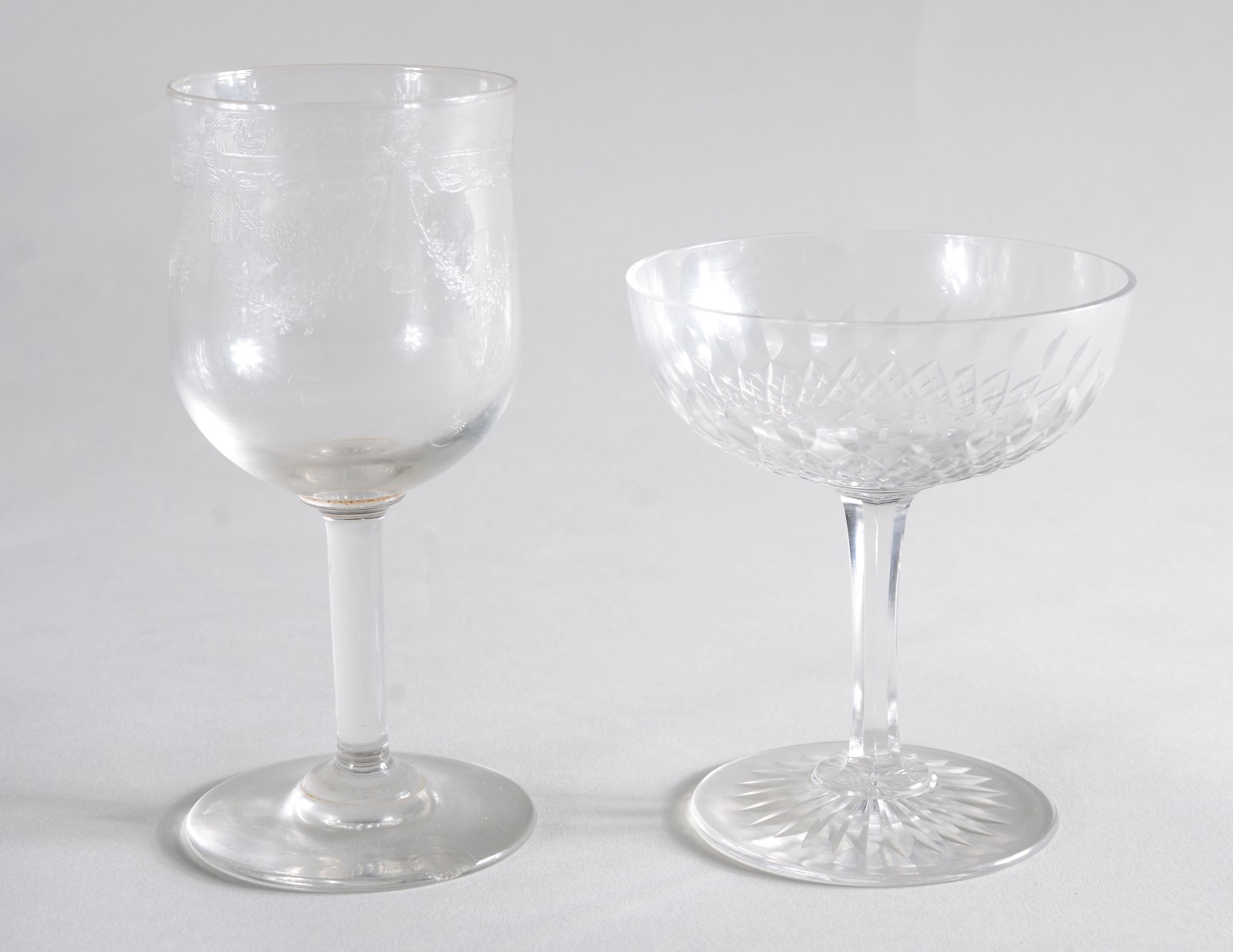 Diversas peças, sendo: 6 taças para champagne de cristal e 5 taças... - foto 2 de 9
