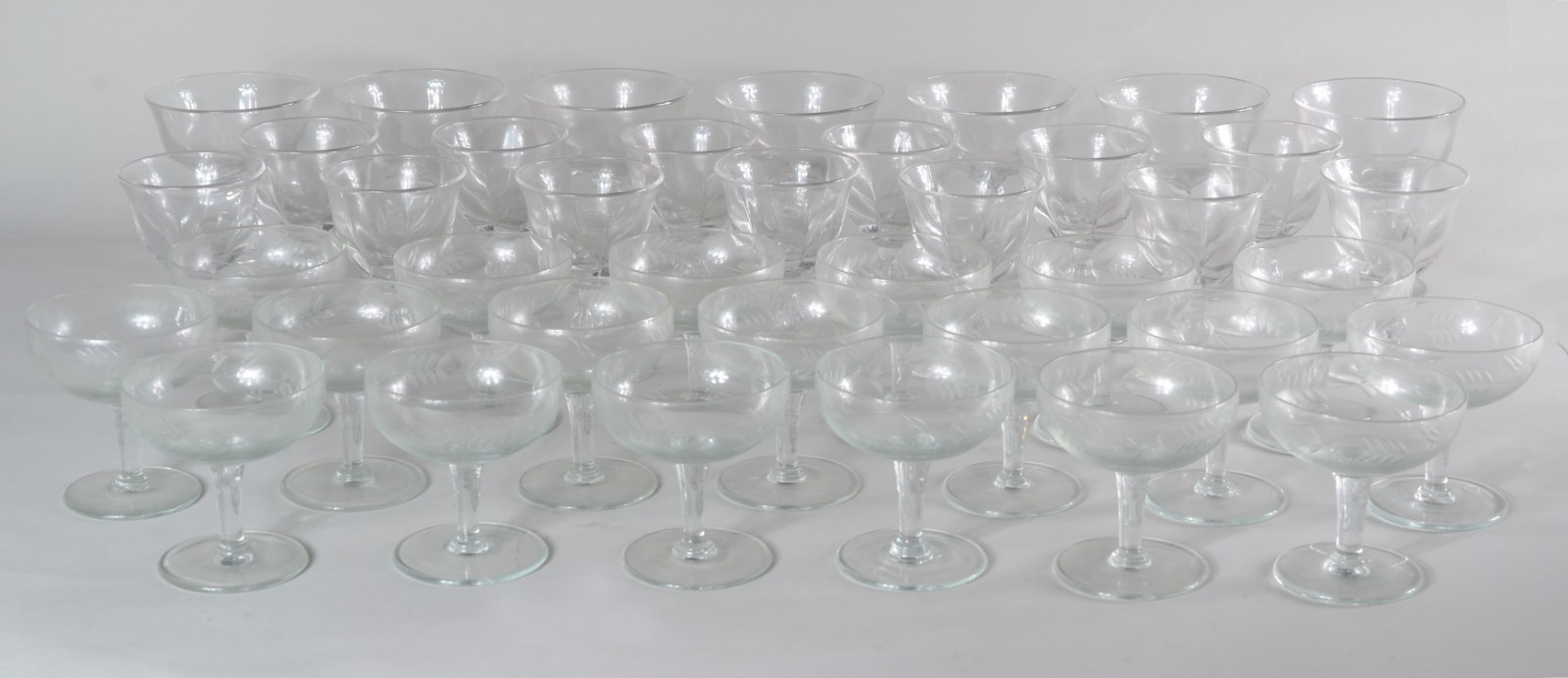 Diversas peças de vidro, sendo: 7 taças para champagne, 13 para vinho... - foto 1 de 9