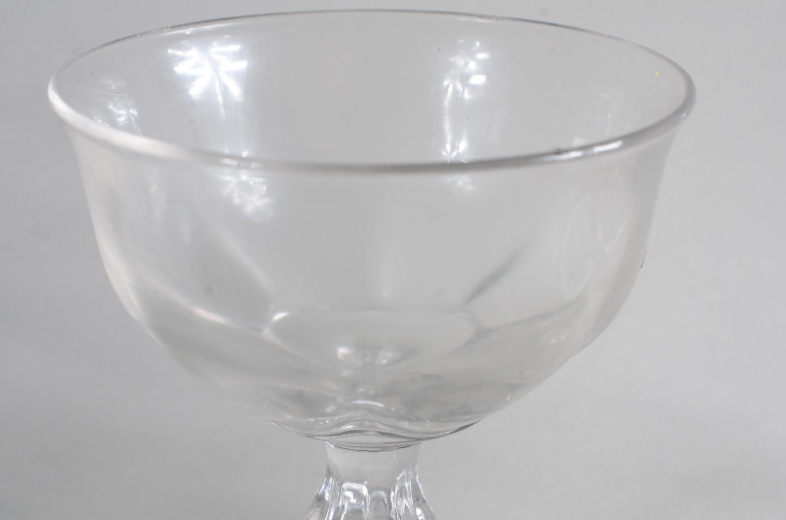Diversas peças de vidro, sendo: 7 taças para champagne, 13 para vinho... - foto 3 de 9