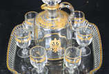 Antigo conjunto de Licoreira com 6 cálices  e p... - Antigo conjunto de Licoreira com 6 cálices  e presentoir de cristal europeu decorado com guirlandas douradas ( bandeja com pequenos bicados ) . ...