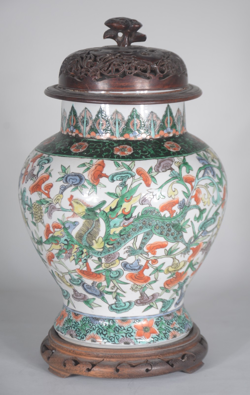 Antigo potiche de porcelana chinesa, fundo branco com folhas e flores... - foto 1 de 9