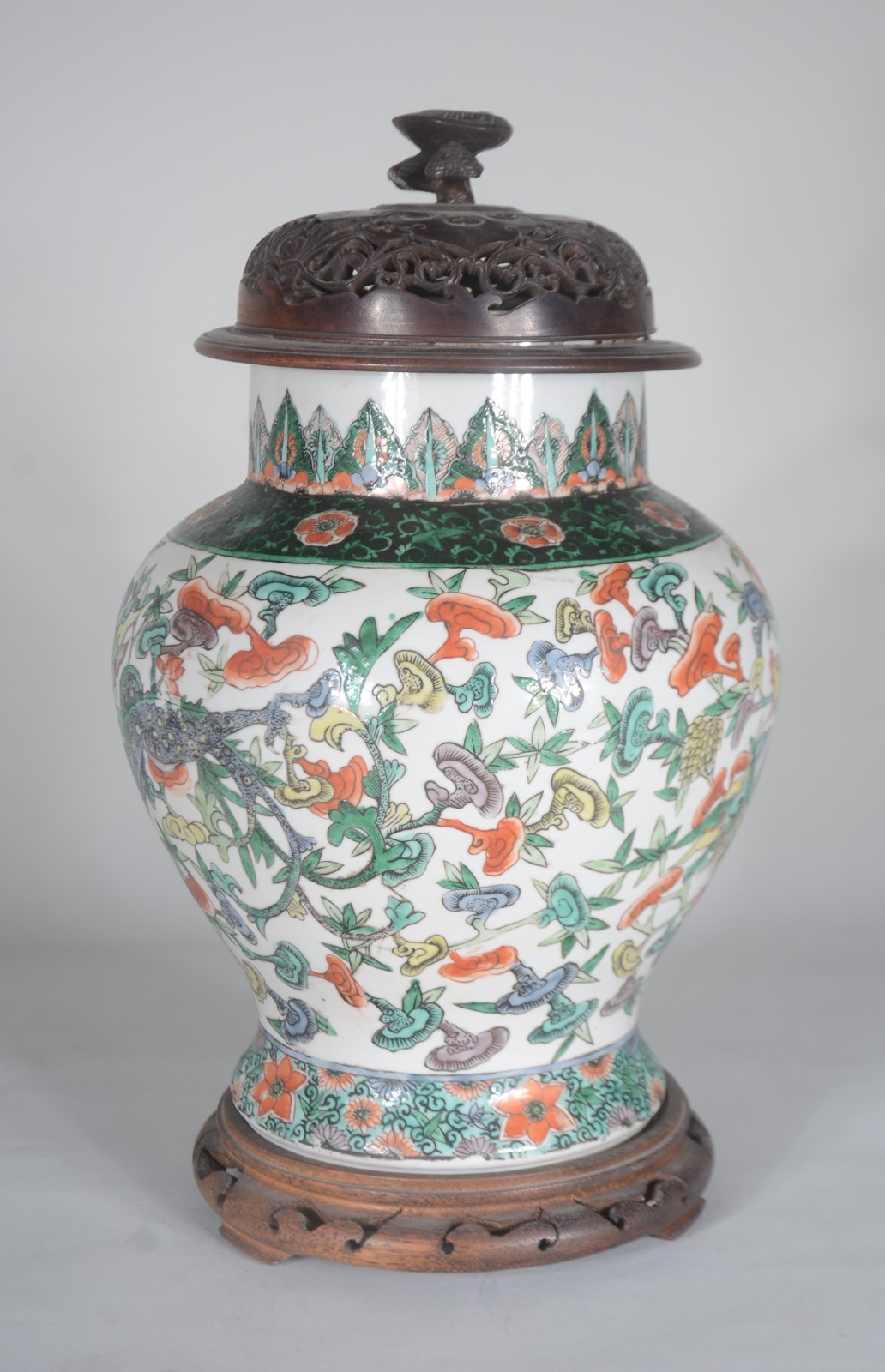 Antigo potiche de porcelana chinesa, fundo branco com folhas e flores... - foto 2 de 9