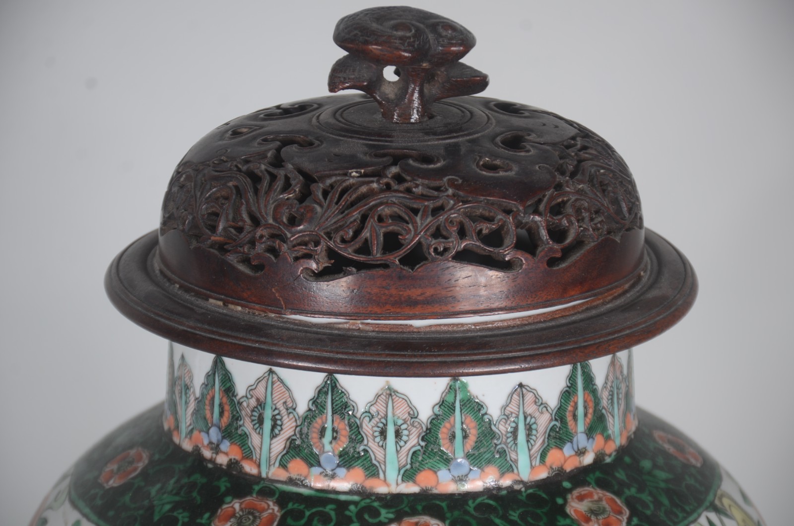Antigo potiche de porcelana chinesa, fundo branco com folhas e flores... - foto 3 de 9
