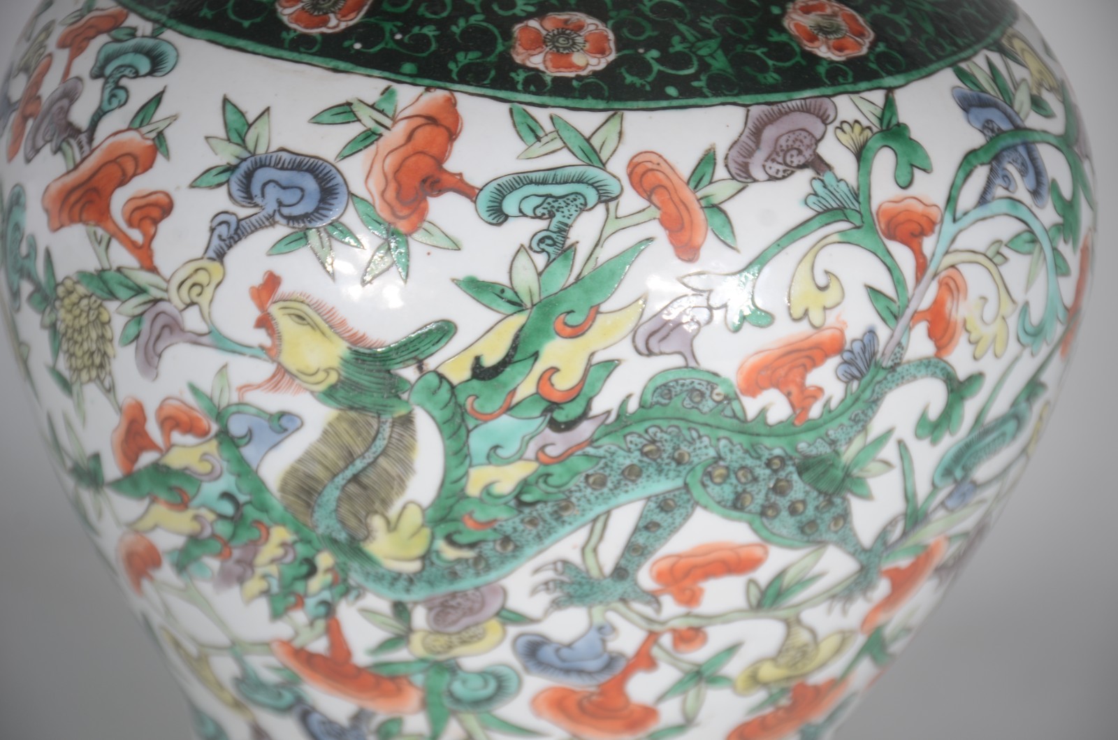 Antigo potiche de porcelana chinesa, fundo branco com folhas e flores... - foto 4 de 9