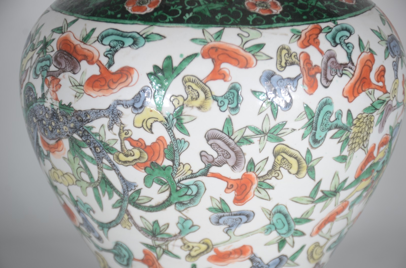 Antigo potiche de porcelana chinesa, fundo branco com folhas e flores... - foto 5 de 9
