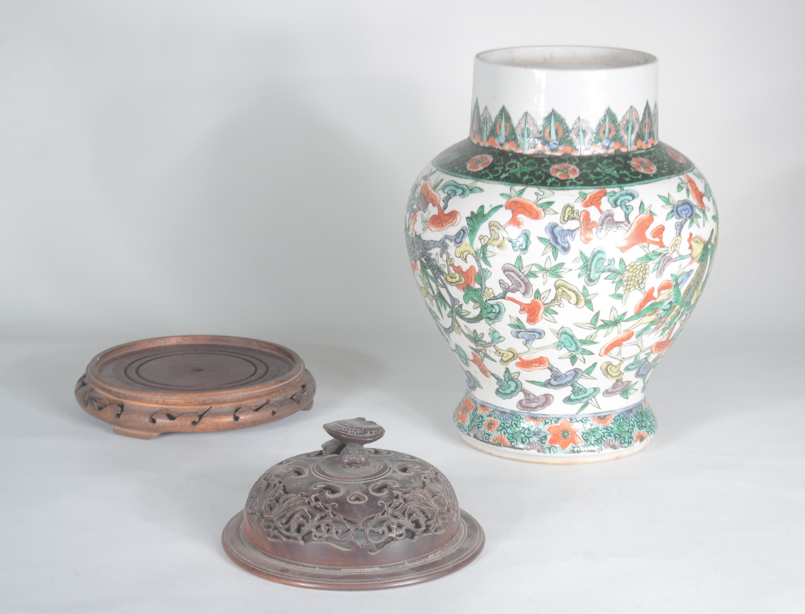 Antigo potiche de porcelana chinesa, fundo branco com folhas e flores... - foto 6 de 9